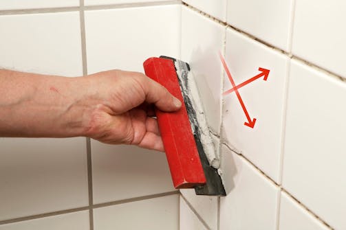 Laastin levittäminen laattojen saumoihin Laastin levittäminen laattojen saumoihin